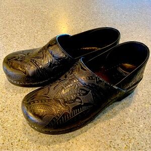 Dansko black tooled leather size 40